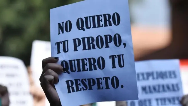 Cartel que dice "no quiero tu piropo, quiero tu respeto".