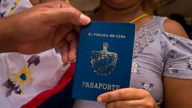 Pessoa segura passaporte cubano