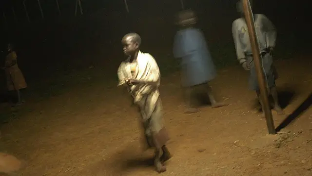 Des enfants cherchent un endroit où dormir en sécurité en 2004 à Gulu dans le nord de l'Ouganda. (Illustration)