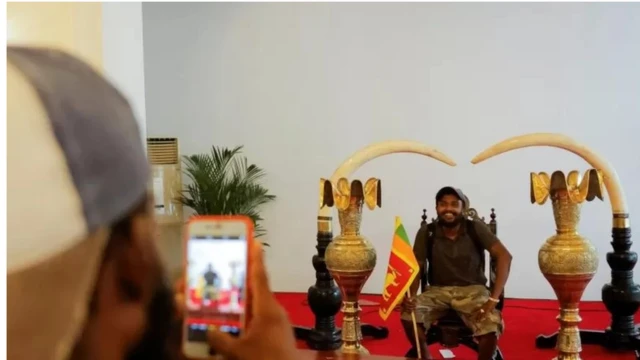 राष्ट्रपति भवन छिरेका प्रदर्शनकारी