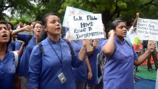 ఆందోళనకారులు