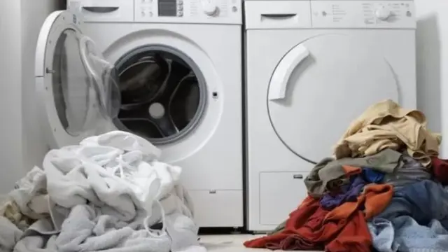 वाशिंग मशीन में धुलते कपड़े
