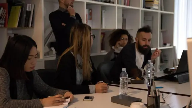 موظفون في أحد مكاتب العمل