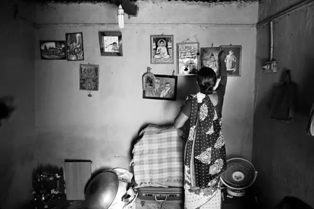 રોહનની માતા.