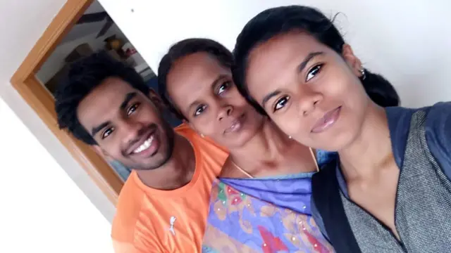 தாய் மற்றும் சகோதரியுடன் தருண் அய்யாசாமி