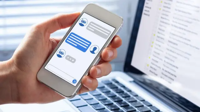 Celular com tela mostrando chat