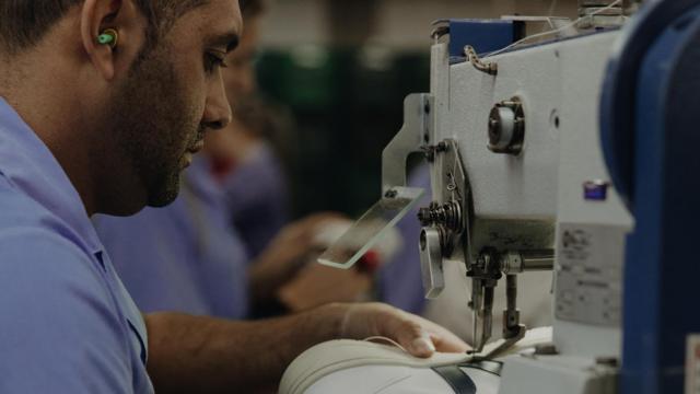 Imagemtriton pokertrabalhador brasileiro costurando tênis