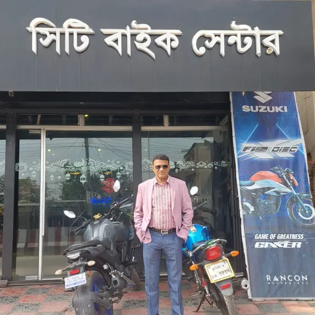 बाइक शोरूम के मालिक बिमल चंद्र डे 