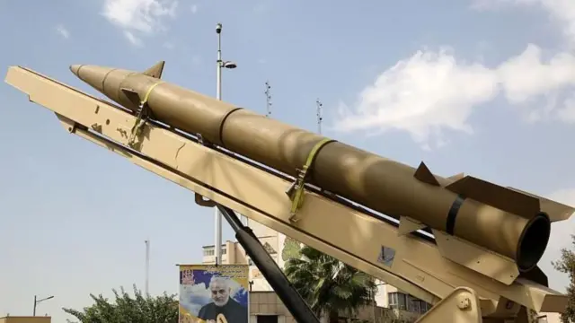 இரானின் 'புனித பாதுகாப்பு வாரத்தின்' (Sacred Defense Week) ஒரு பகுதியாகவும், இரான்-இராக் போரின் 45வது ஆண்டு நிறைவைக் குறிக்கும் விதமாகவும், செப்டம்பர் 27, 2025 அன்று தெஹ்ரானின் பஹரிஸ்தான் சதுக்கத்தில் பாலிஸ்டிக் ஏவுகணைகள், வான் பாதுகாப்பு அமைப்புகள் மற்றும் ஆளில்லா வான்வழி வாகனங்கள் (ட்ரோன்கள்) காட்சிப்படுத்தப்பட்டன.