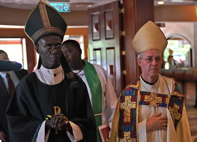 Justin Welby (R) na Achịbishọpụ Kenya Eliud Wabukala (L) n'Ọktoba 20, 2013 n'ụlọụka All Saints Cathedral dị na Nairobi