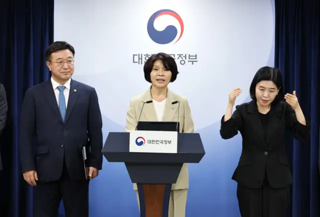 한정애 더불어민주당 정책위의장과 윤호중 행정안전부 장관이 7일 서울 종로구 정부서울청사에서 제3차 고위당정협의회 결과 브리핑을 하고 있다. 