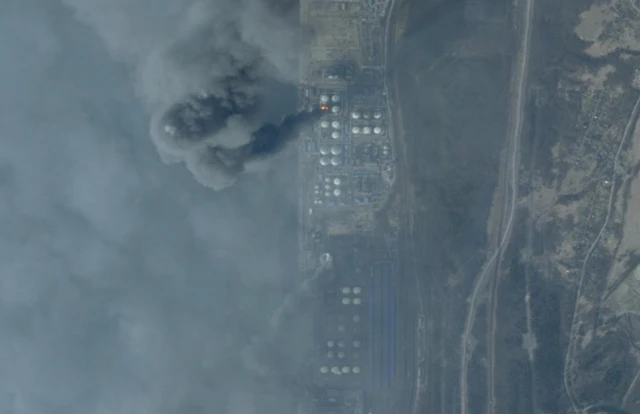 Горящие резервуары в порту Усть-Луги после атаки 29 марта (данные на 12:11 по Гринвичу 30 марта)