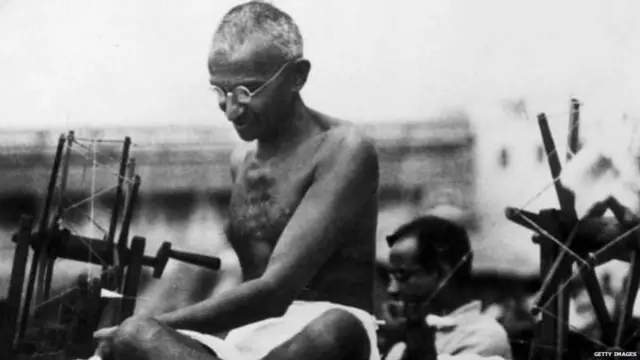 तुम्ही आम्ही साऱ्यांनी थोडे थोडे गांधी झाले पाहिजे.