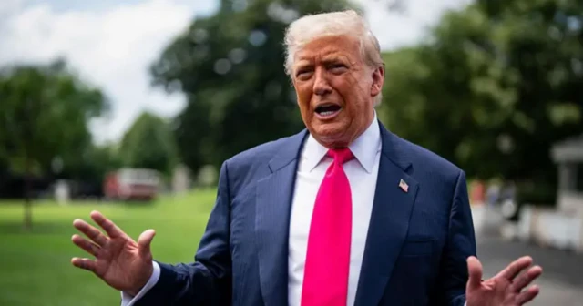 Presidente Donald Trump usando terno azul marinho e gravata vermelha