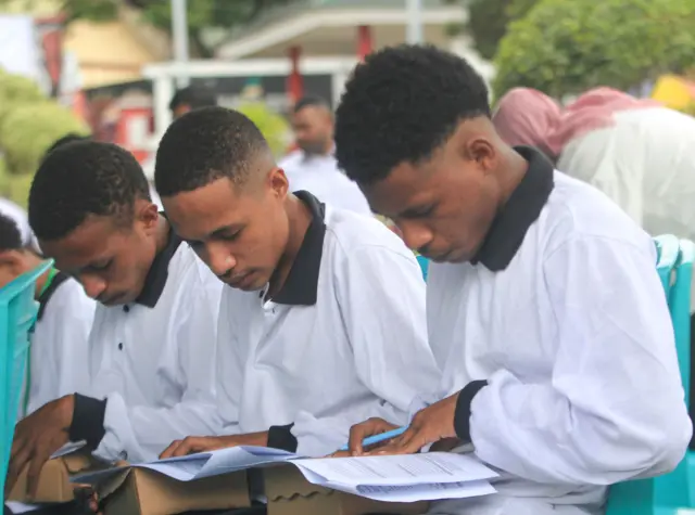 Sejumlah siswa Sekolah Rakyat mengisi formulir kesehatan di halaman Balai Besar Pendidikan dan Pelatihan Kesejahteraan Sosial (BBPPKS) Jayapura, Papua, Senin (14/7/2025).