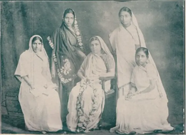 મહિલા પાઠશાળાની પહેલી બેચની વિદ્યાર્થિનીઓ સાથે (બેઠેલાં) શારદાબહેન (