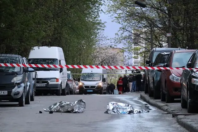 тіла, вкриті плівкою, на вулиці