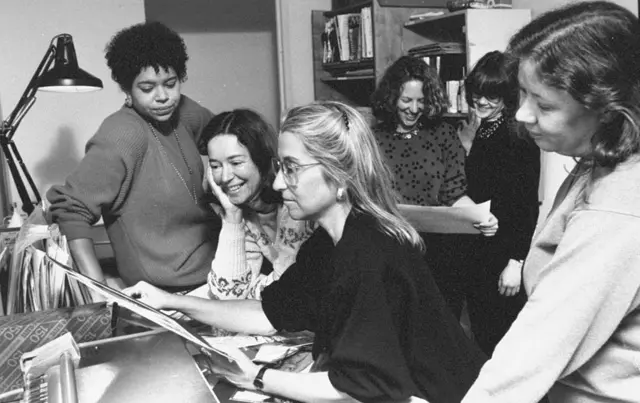 تنتقد المحررة العامة لـMS، ليتي بوغربين، العدد الأخير من المجلة مع المحررين سوزان ماكهنري، وجوان إدغار، وغلوريا جاكوبس، وكارين فيتزجيرالد، وماري توم.