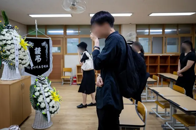 서이초에서 열린 49재 추모일에 참석한 사람들