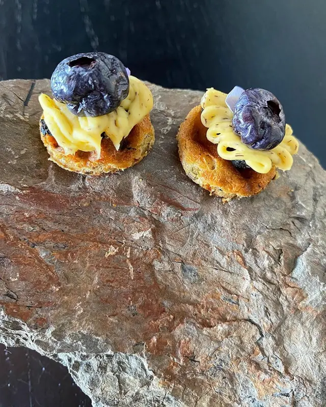 یہاں پتھروں پر کھانا پیش کیا جاتا ہے