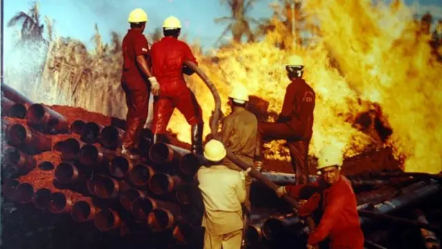 మంటలు వ్యాపించకుండా నీటిని వెదజల్లుతున్న ఓఎన్‌జీసీ ఫైర్ ఫైటింగ్ టీమ్