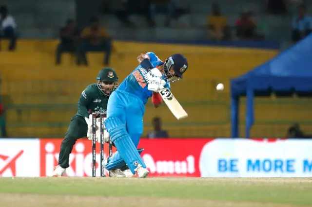 আকশার প্যাটেলের ৩৪ বলে ৪২ রানের ঝোড়ো ইনিংসও প্রশংসিত হচ্ছে ভারতে