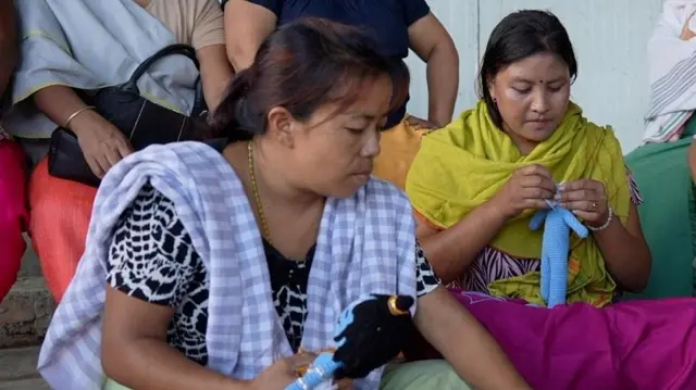 राहत शिविरों में महिलाओं ने कई हुनर सीखे हैं.