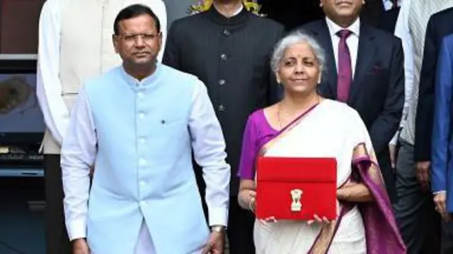 बजट बनाने वाली टीम के साथ वित्त मंत्री निर्मला सीतारमण