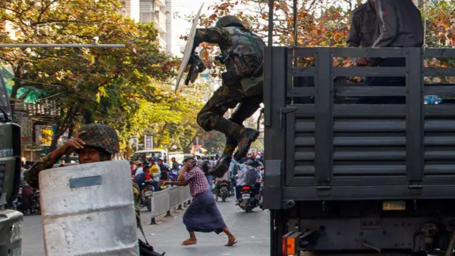 မန္တလေးမြို့ပေါ်အထိ စစ်မီးကူးနိုင်မလား 