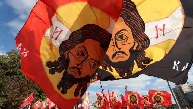 Zastava Isusa se često viđa na protestima u Srbiji, a na slici je prikazan skup iz Moskve