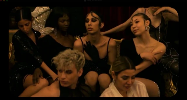 تصویری از فیلم کوتاه تورلان با موضوع مد. تورلان در وسط و تعداد مدل دیگر در اطراف او نشسته‌اند