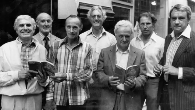 Waandishi wa Great Train Robbery wakiwa na nakala za kitabu walichoandika mwaka wa 1979. Kutoka kushoto kwenda kulia: Buster Edwards, Tom Wisbey, Jim White, Bruce Reynolds, Roger Cordrey, Charlie Wilson na Jim Hussey.