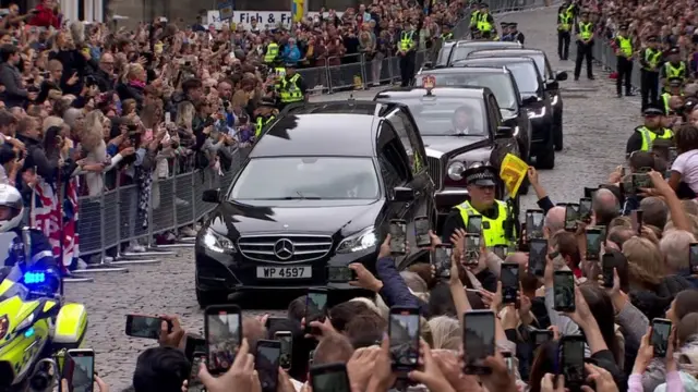 Dad badan oo murugeysan oo haraareeha waddada taagan ayaa naxashka Boqoradda soo dhaweeyey