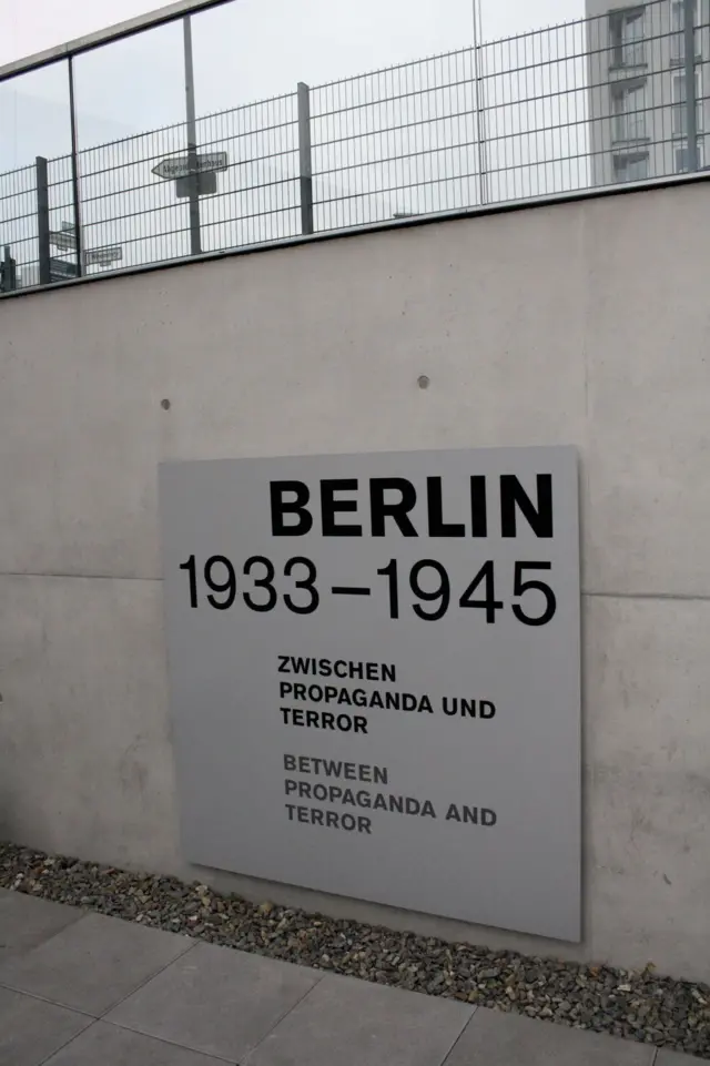 Dizeres de exposição do museu Topografia do Terror, de Berlim