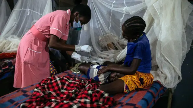 Enfermera atendiendo a un niño. 