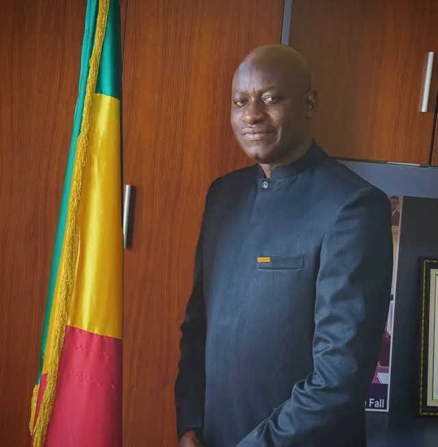 Abass Fall pose pour un portrait officiel.