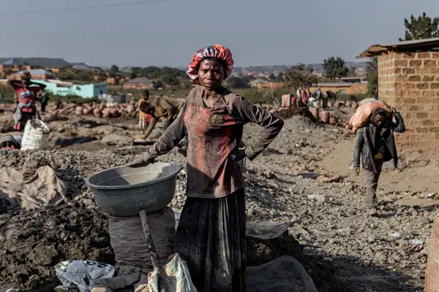 Une femme pose sur un site d'exploitation minière artisanale de cobalt et de cuivre, le 26 mai 2025 à Kolwezi, en République démocratique du Congo.