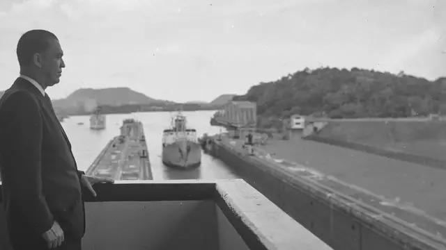 Presidente Juscelino Kubitschek visita o Canal do Panamá, julho de 1956