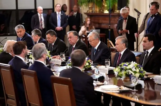 Orta Asya ülkelerinin liderleri arkası dönük halde oturan Trump'ın ekibi ile bir masada oturuyor