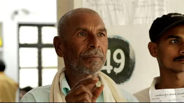 હાથમાં હીરા સાથે સ્વામીદીન પાલની તસવીર 