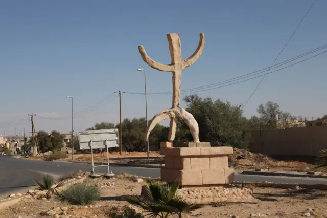 Vue du symbole amazigh Tifinagh au centre de la ville montagneuse d'Ifrane, habitée par les Berbères de Libye.