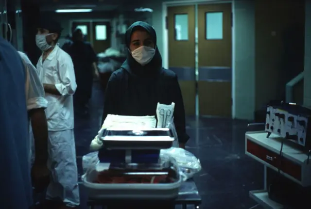 یک پرستار در ایران فارغ از اینکه در کدام گروه درمانی شاغل است، بسیار بیشتر از شرح وظایفش کار میکند