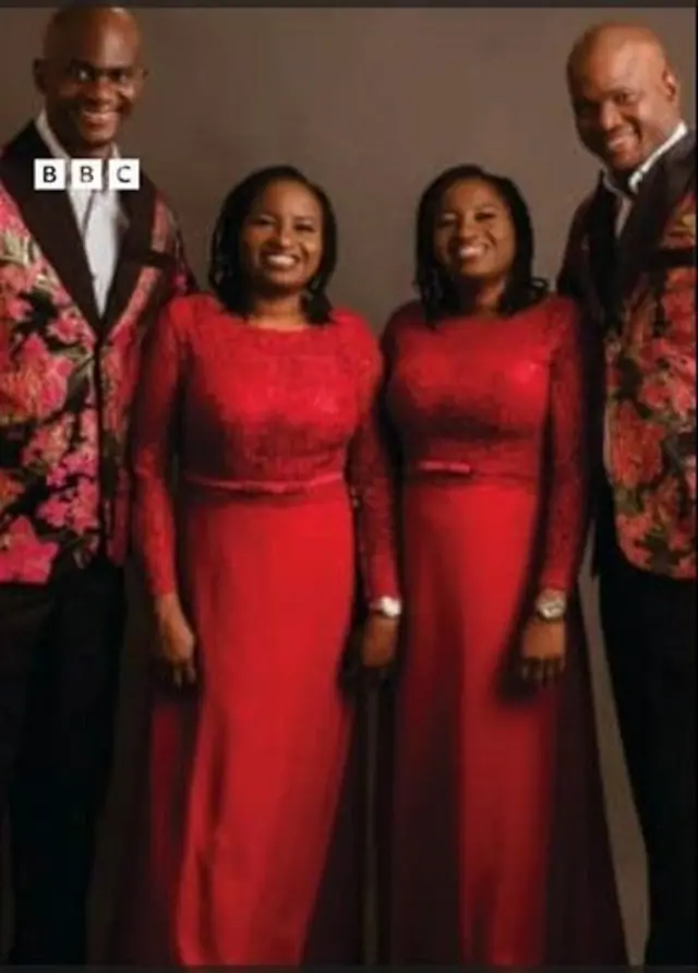 Awọn ibeji Oguntoye ati awọn ibeji Adediran to jẹ iyawo wọn duro ya aworan. Awọn ọkọ wọ kootu olododo pupa, tawọn iyawo si wọ kaba alawọ pupa
