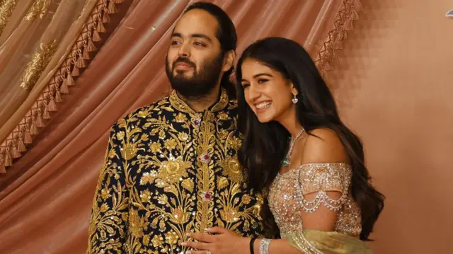 مومباي، ماهاراشترا، الهند- 5 يوليو/تموز 2024: أنانت أمباني (نجل رجل الأعمال الهندي موكيش أمباني) وخطيبته راديكا ميرشانت يلتقطان صورة على السجادة الحمراء خلال حفل السانجيت في مركز جيو العالمي في مومباي.