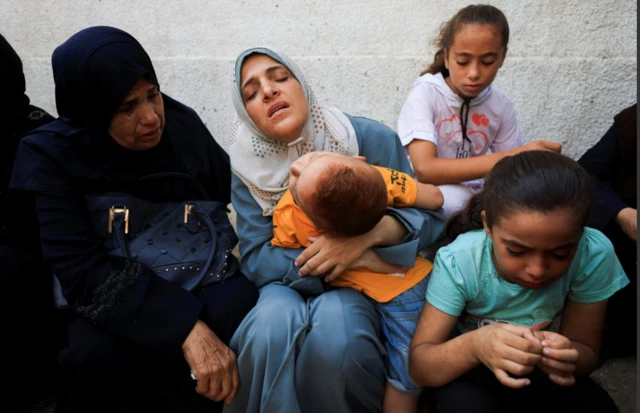 Familiares de fallecidos en ataques de Israel en Ciudad de Gaza.