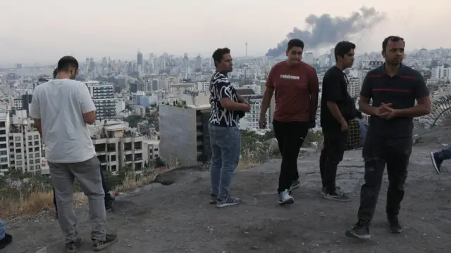 دا کسان د تهران پر یوه غونډۍ ولاړ دي او پر ښار د اسرائیلو الوتکو د بمبار جاج اخلي