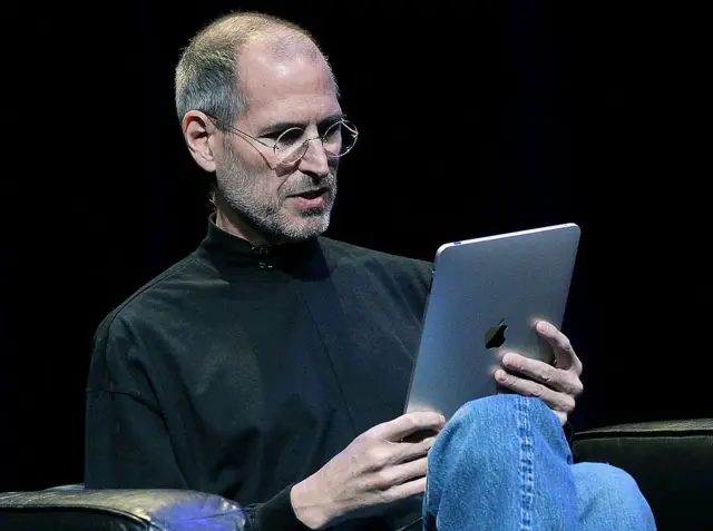 Steve Jobs com um iPad na mão