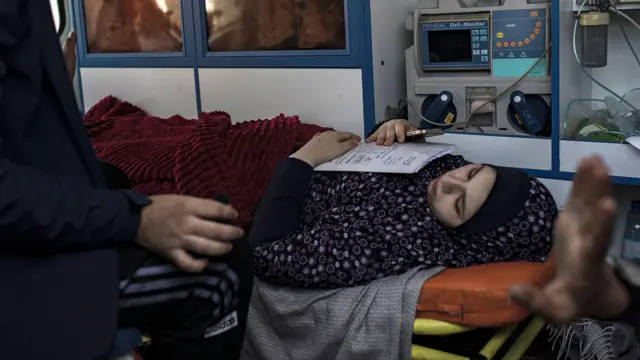 Una mujer en una de las ambulancias