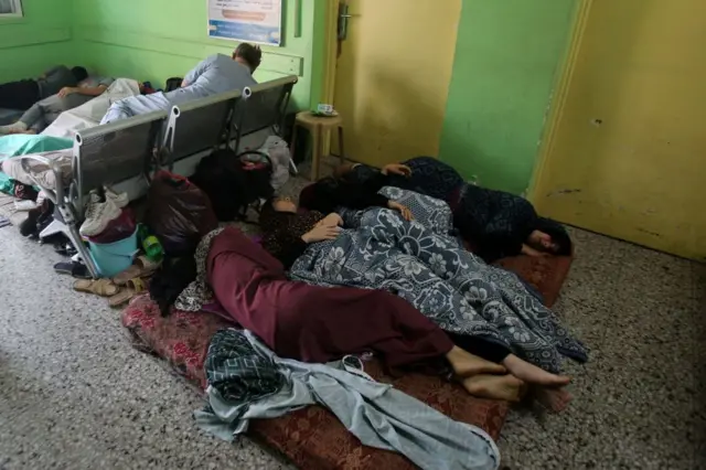 Warga berlindung di RS Al Shifa saat Israel menggencarkan serangan.