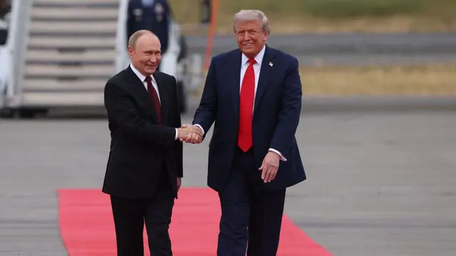 美国总统特朗普和俄罗斯总统普京在安克雷奇的美军基地走在红地毯上并握手